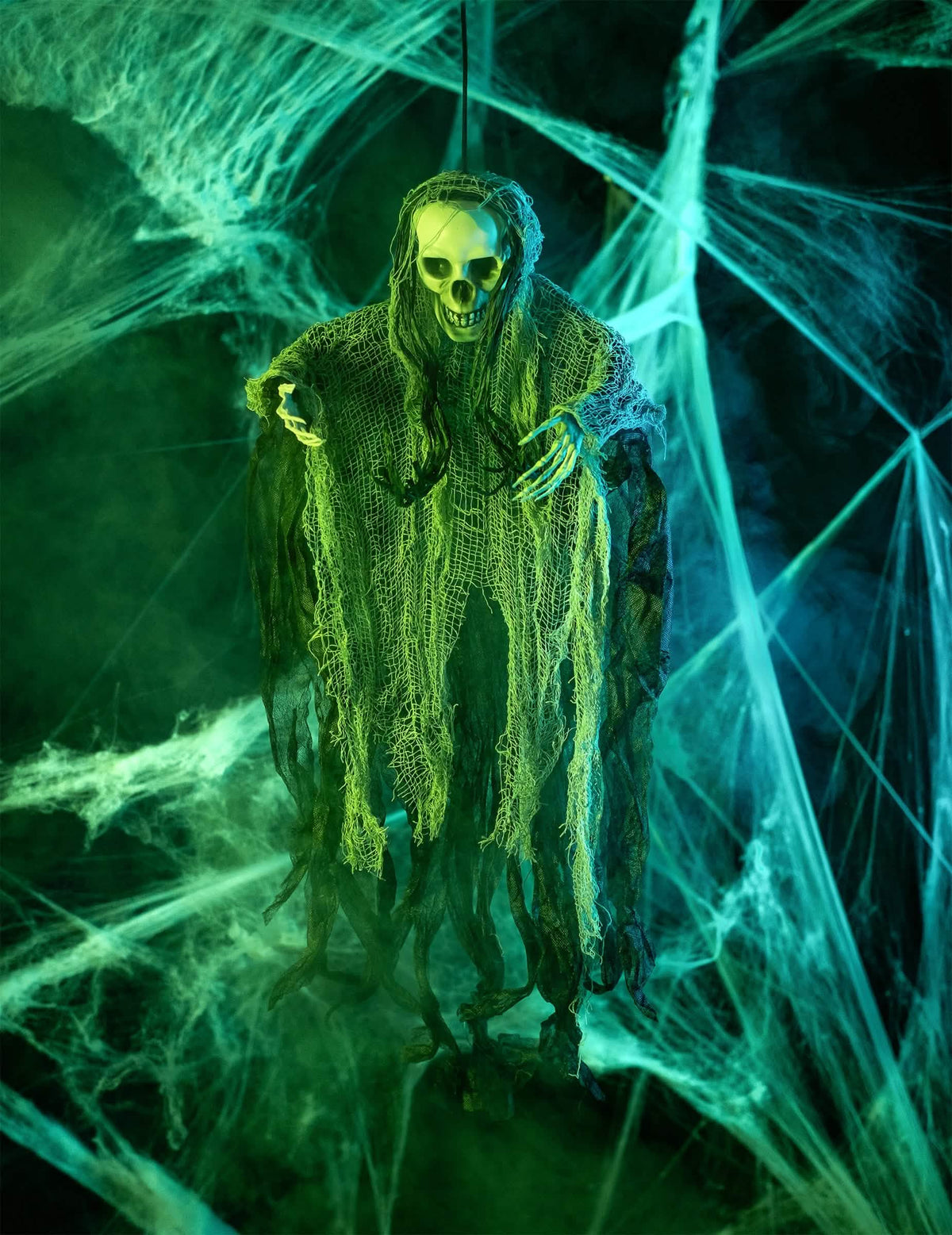 Puesta en escena bajo iluminación verde de la decoración para colgar la parca halloween