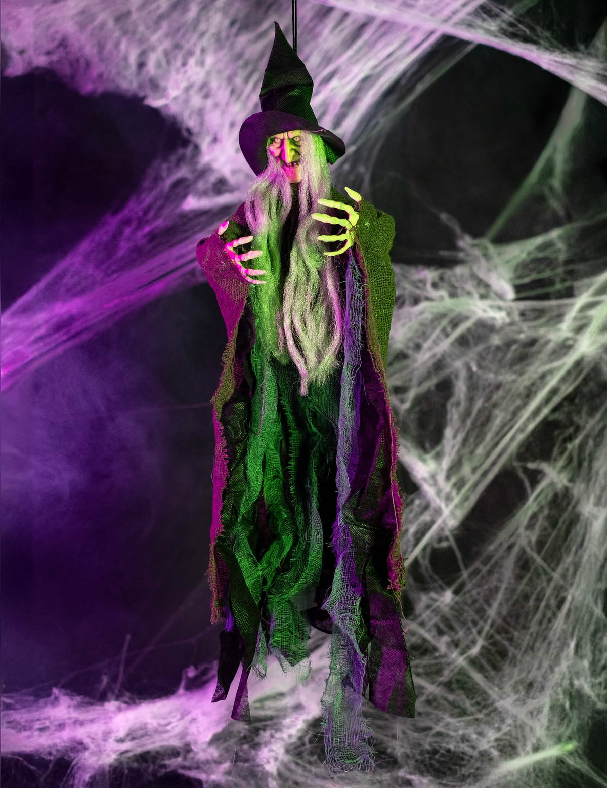 Escenografía con iluminación violeta y verde de la decoración para colgar de bruja