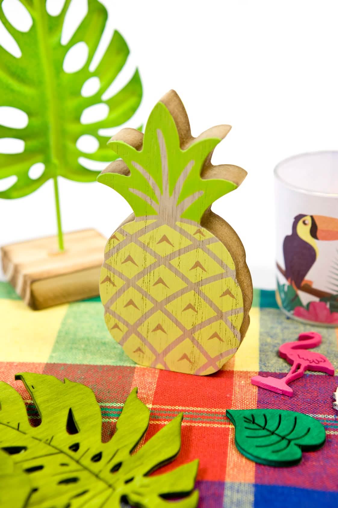 Puesta en escena de la decoración de ananás de madera amarillo y verde