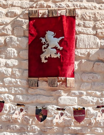 Mise en situation sur un mur de pierre du blason lion pour fête médiévale