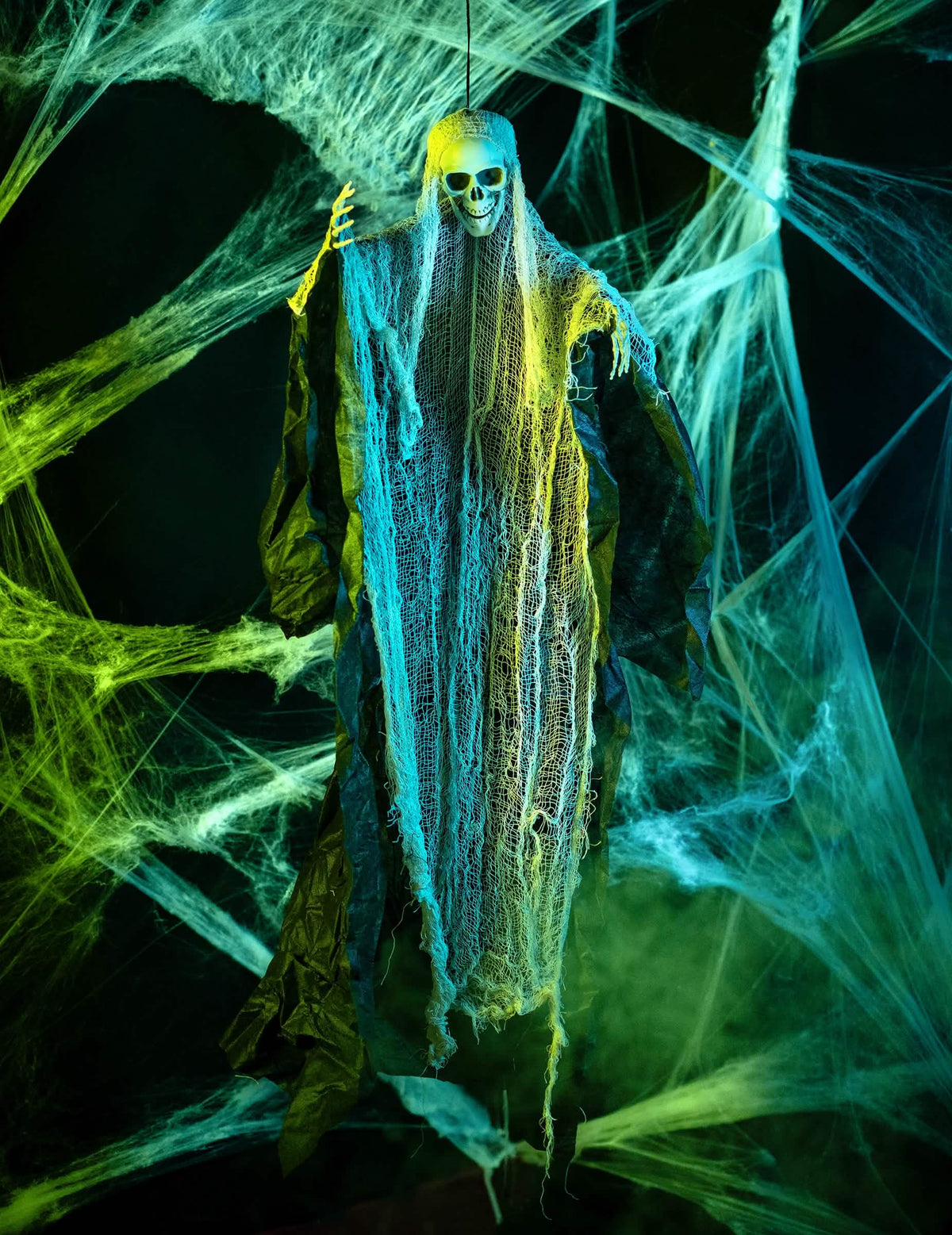 Escenografía con telarañas de la decoración de la parca para halloween