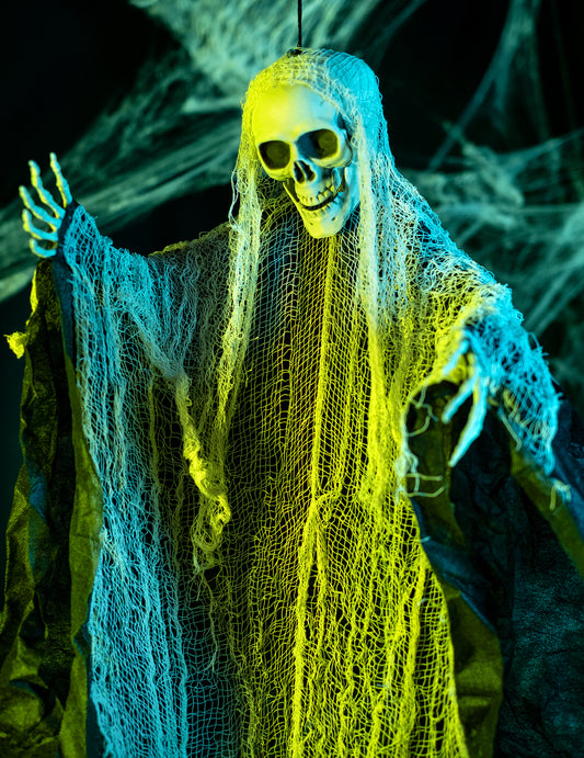 Gros plan sur le crâne et le voilage de la décoration de faucheuse pour Halloween