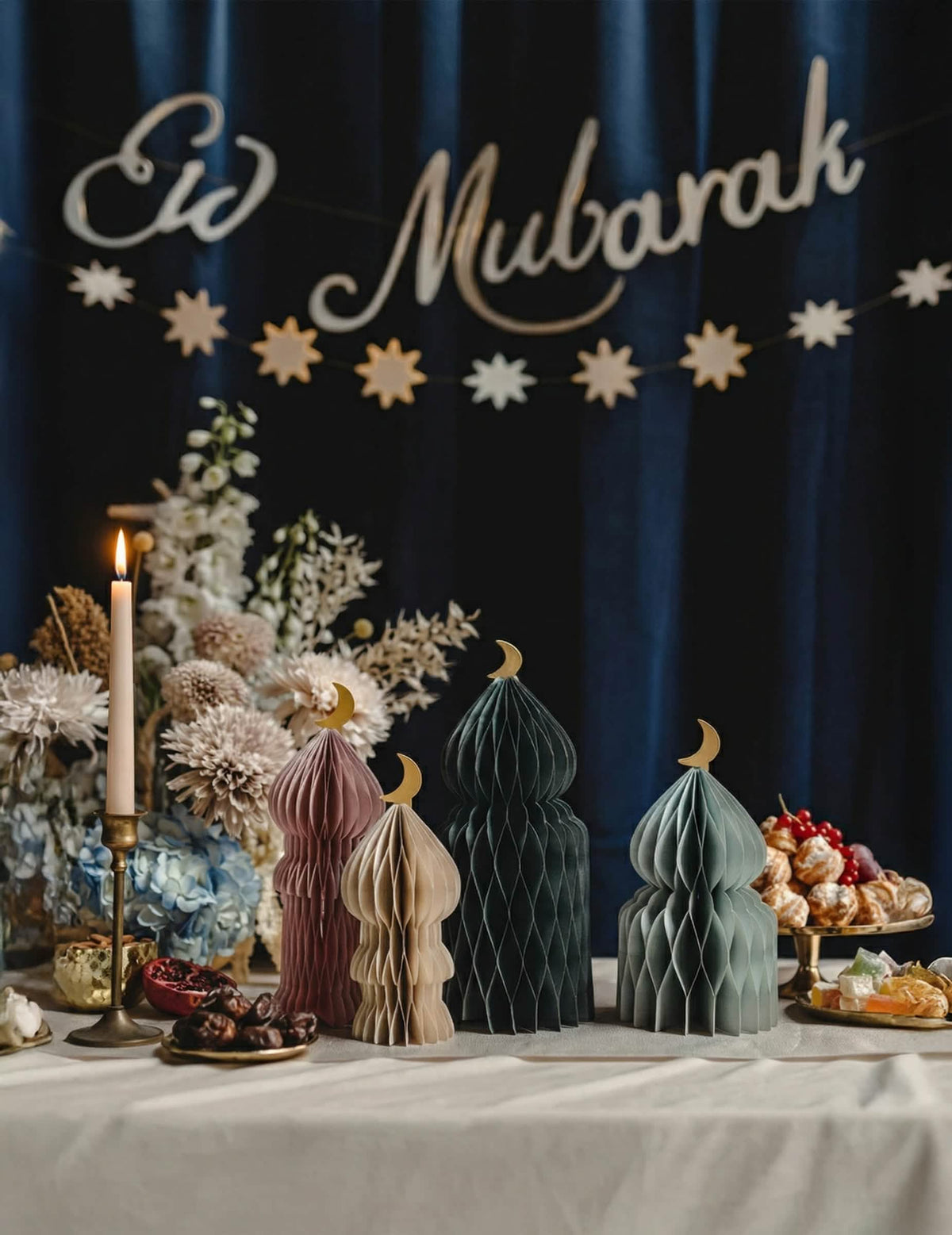Ambiance festive de table des décorations orientales alvéolées en papier Eid Mubarak