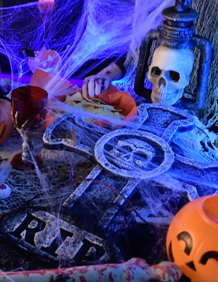 Decoración de lápida con cruz y calavera para halloween