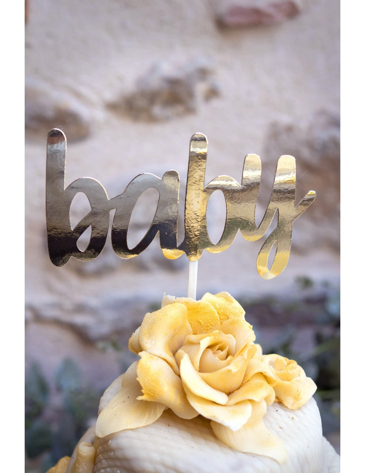 Primer plano del texto dorado de la decoración para pastel baby para baby shower
