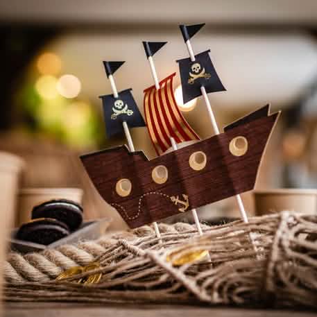Decoración sobre palillo con temática de barco pirata para topper de pastel