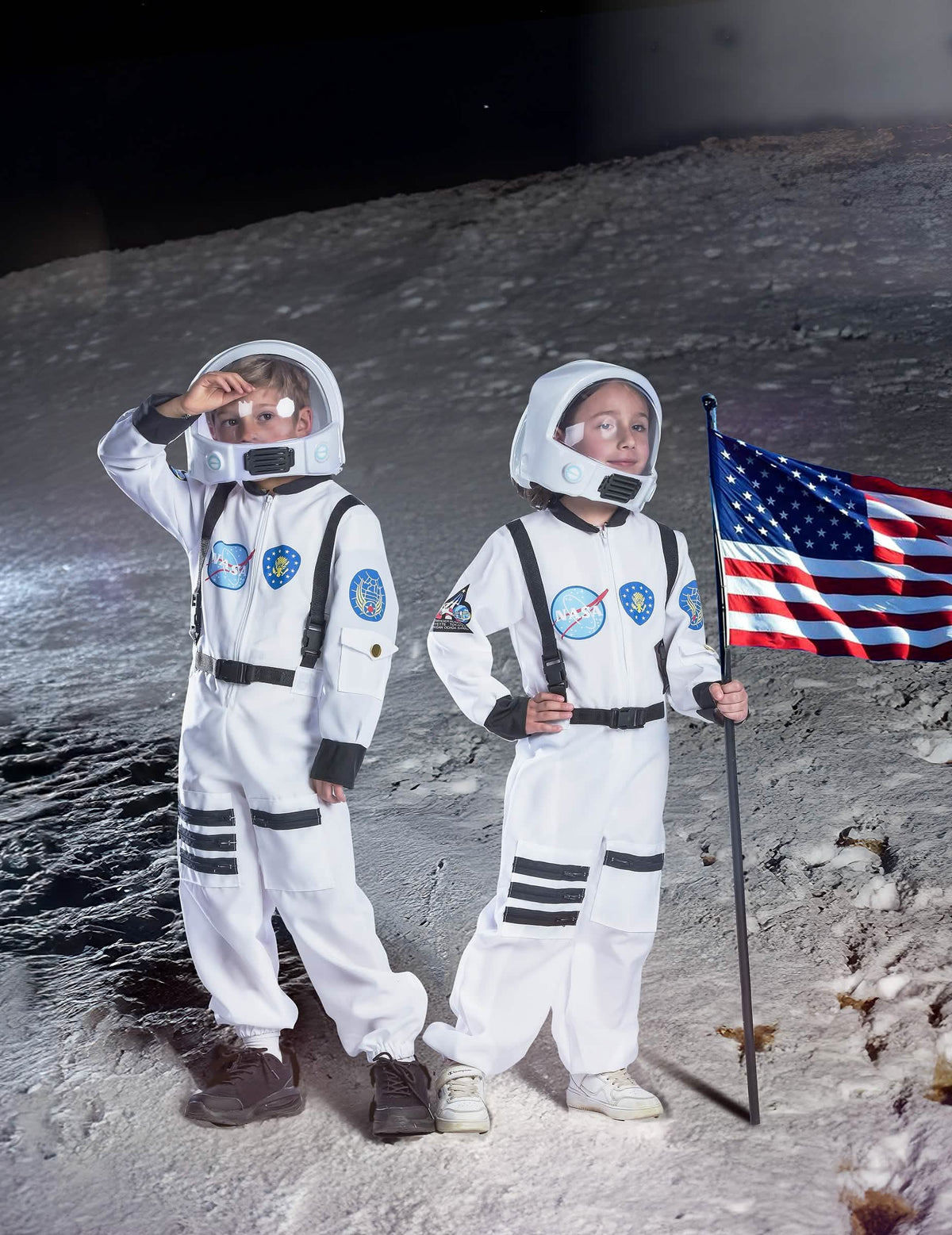 Puesta en escena en la luna con bandera del disfraz de espacio para niño