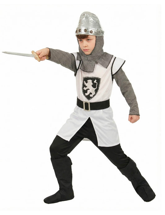 Vue de profil avec épée du déguisement de chevalier médiéval croisé