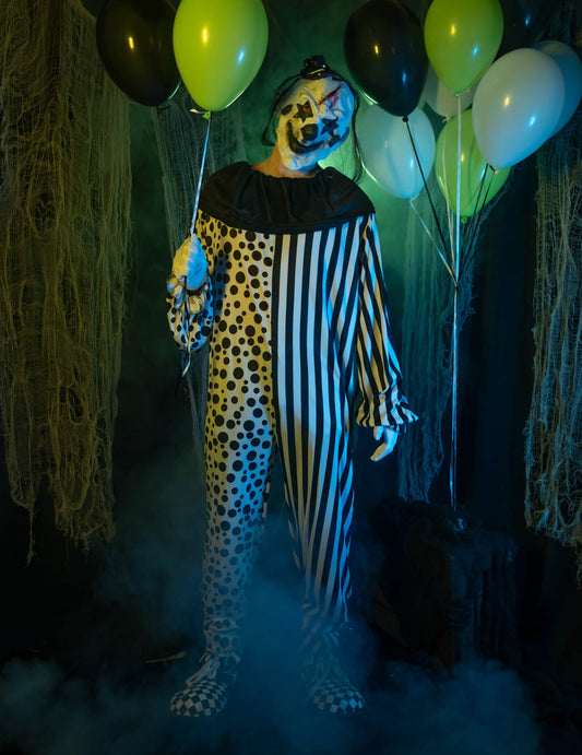 Mise en situation du déguisement clown monstrueux pour adulte noir et blanc