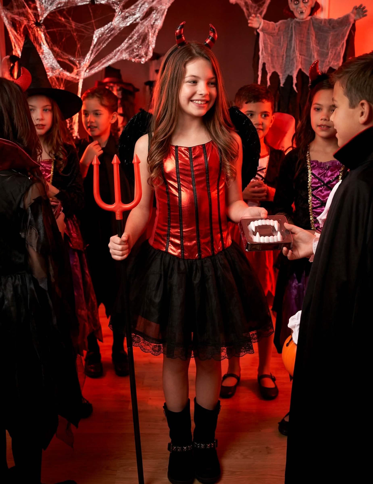 Mise en situation d'Halloween du déguisement diablesse avec ailes