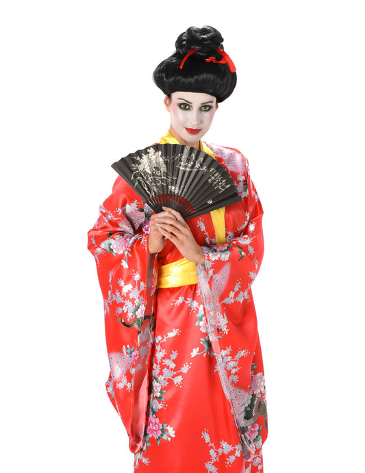 Eventail noir illustré tenu devant le déguisement de Geisha pour femme
