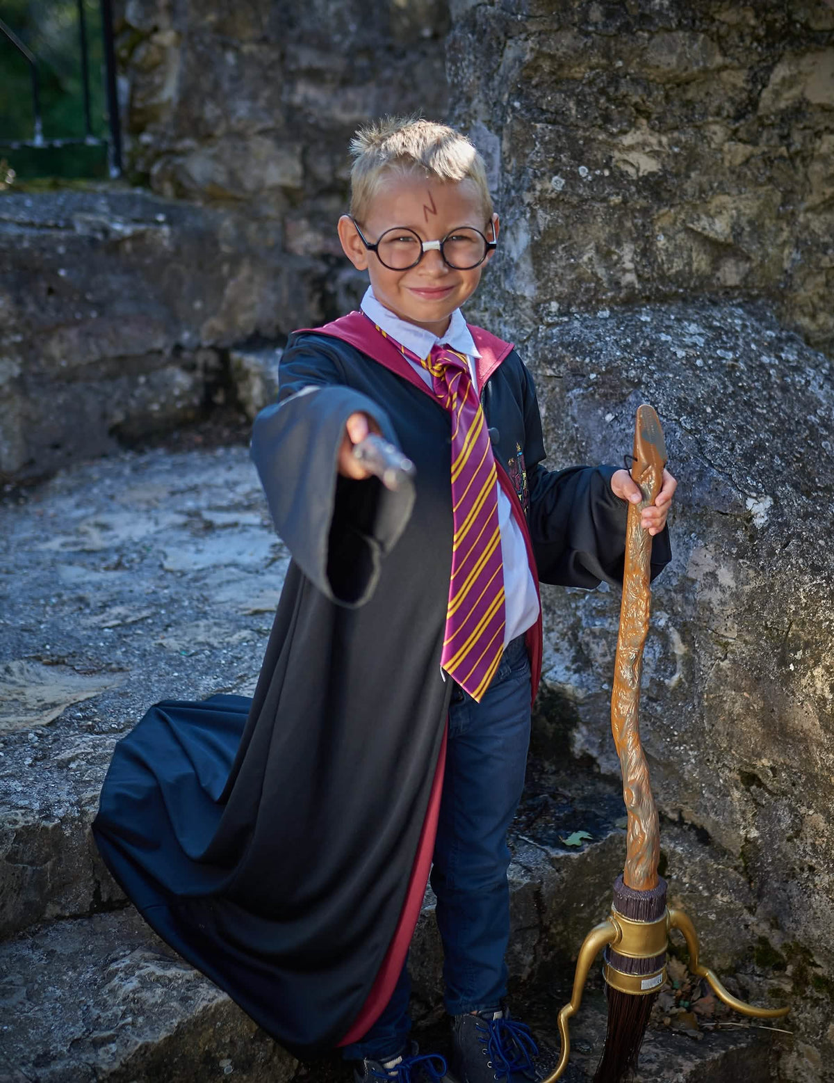 Puesta en escena con la escoba del disfraz Harry Potter™ para niño