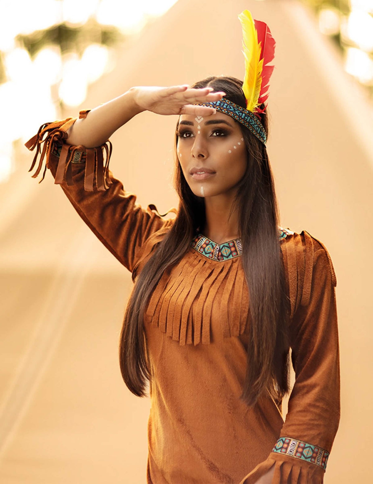 Primer plano del tocado de plumas y los flecos del disfraz de india para mujer