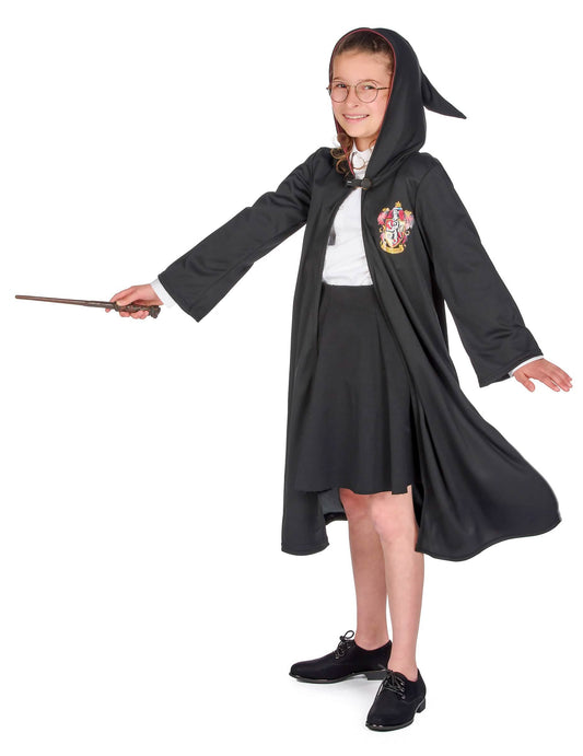 Vue avec capuche et baguette du déguisement luxe robe de sorcier Gryffondor Harry Potter