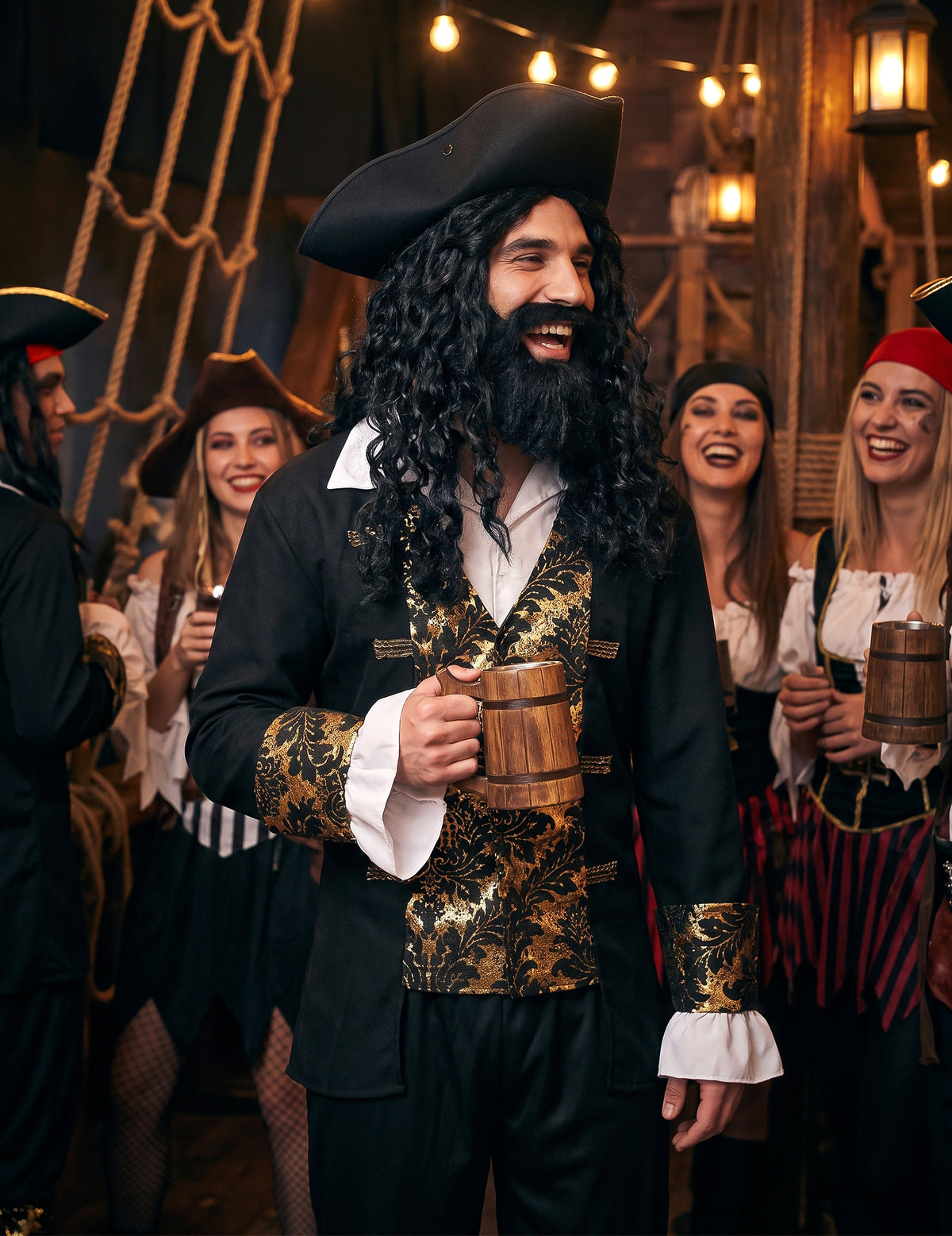 Disfraz de pirata hombre negro y dorado