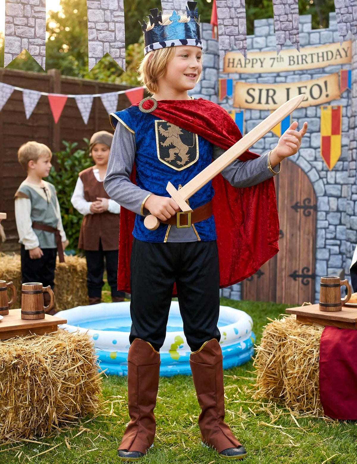 Puesta en escena durante un cumpleaños del disfraz de rey medieval efecto terciopelo