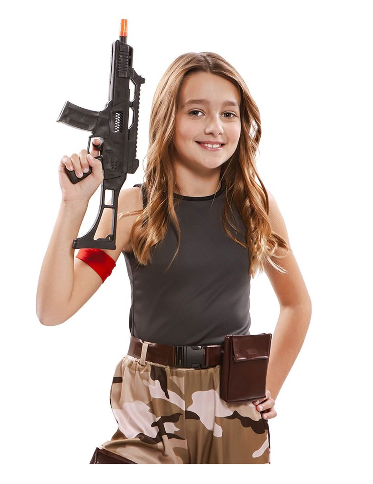 Detalle de la ametralladora y de los accesorios del disfraz de soldado para niña