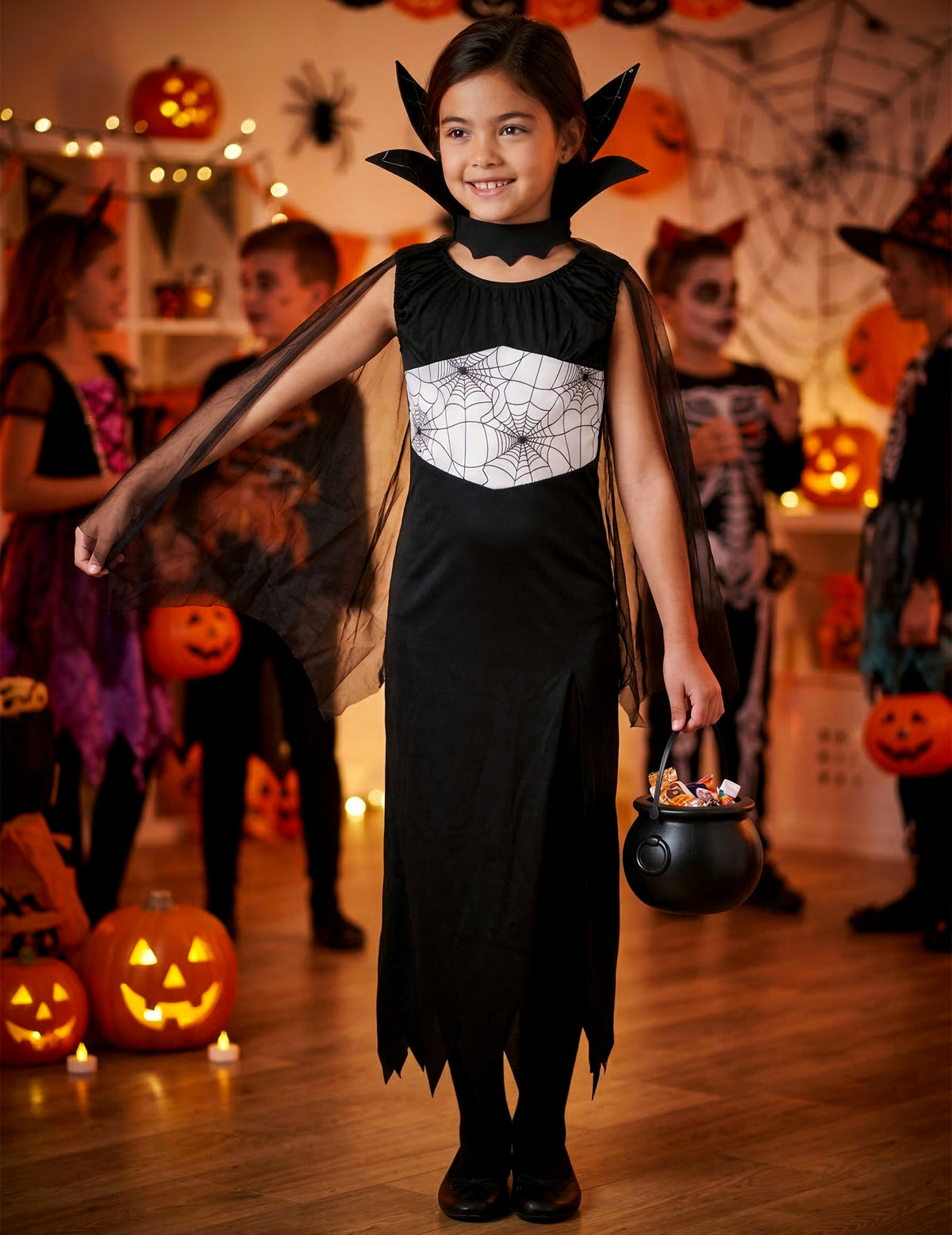Mise en situation avec chaudron à bonbons du déguisement de sorcière araignée