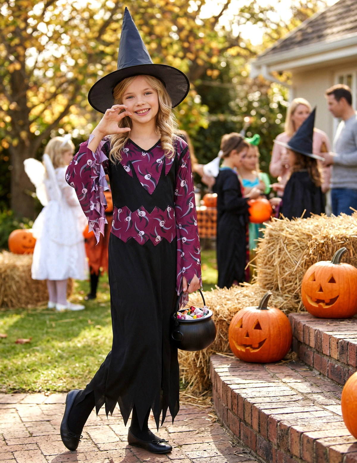 Mise en situation d'Halloween du déguisement de sorcière avec chapeau pour fille