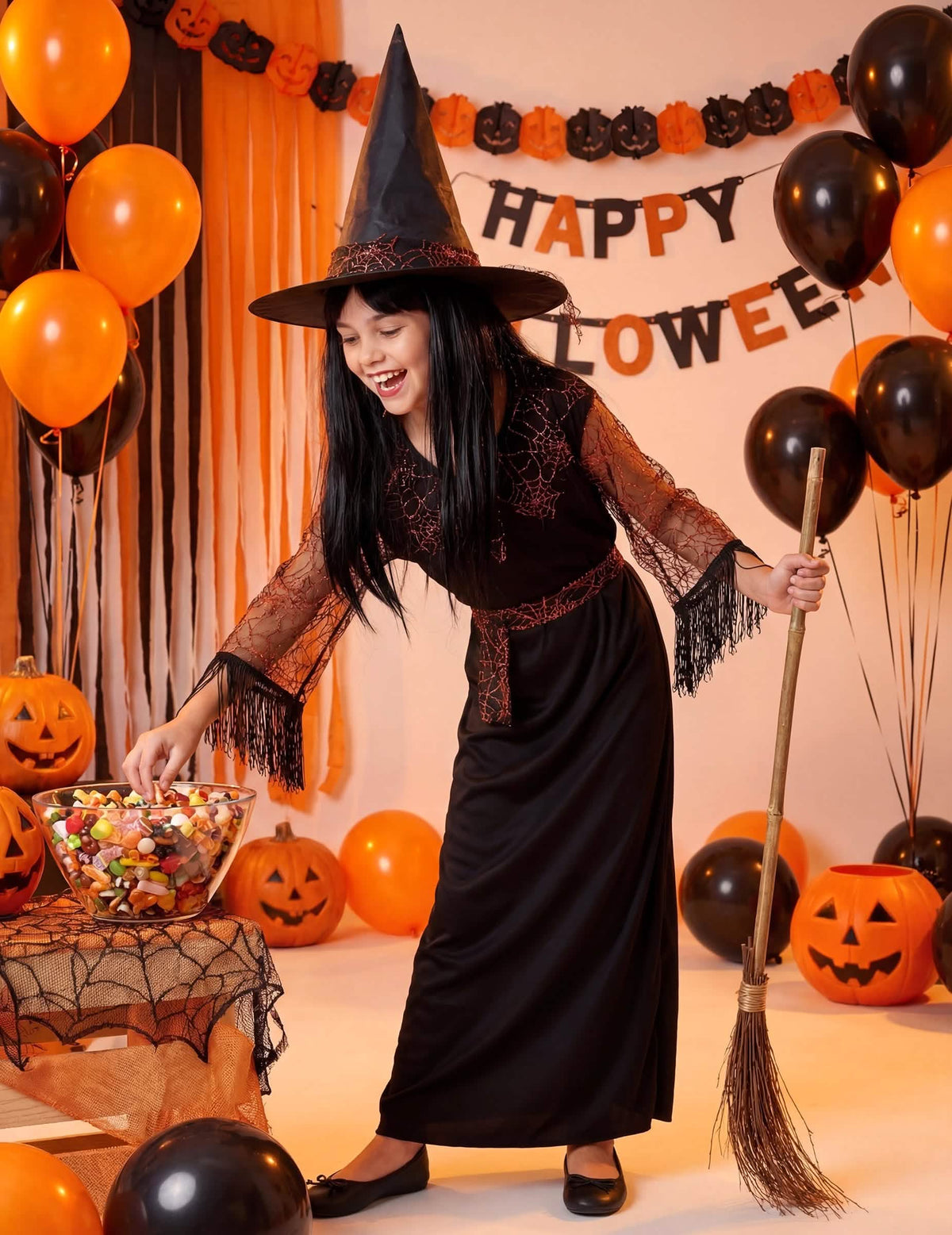 Escena con cuenco de caramelos del disfraz de bruja de halloween para niña