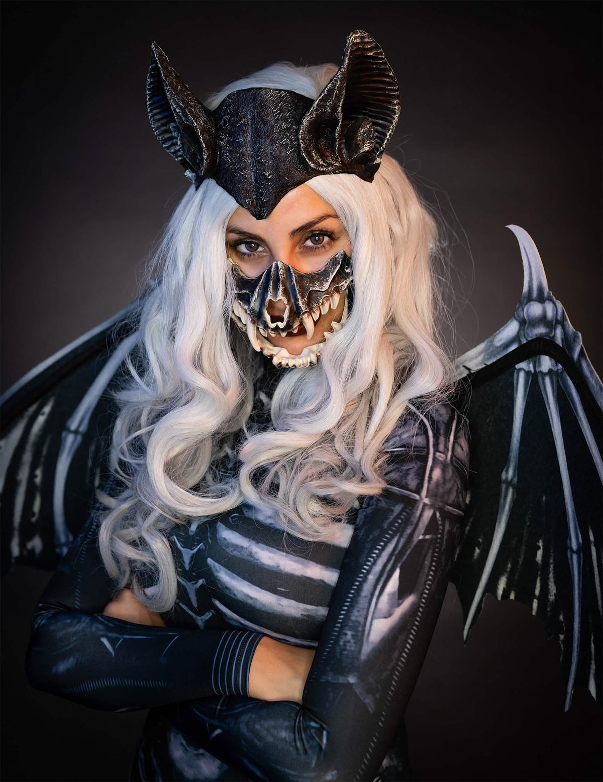 Déguisement squelette de chauve-souris pour femme luxe noir et gris avec ailes et masque