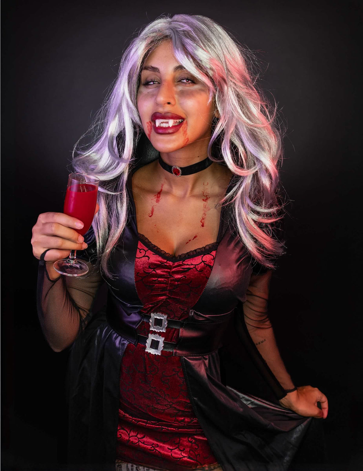 Retrato con maquillaje y accesorios del disfraz de vampira para mujer