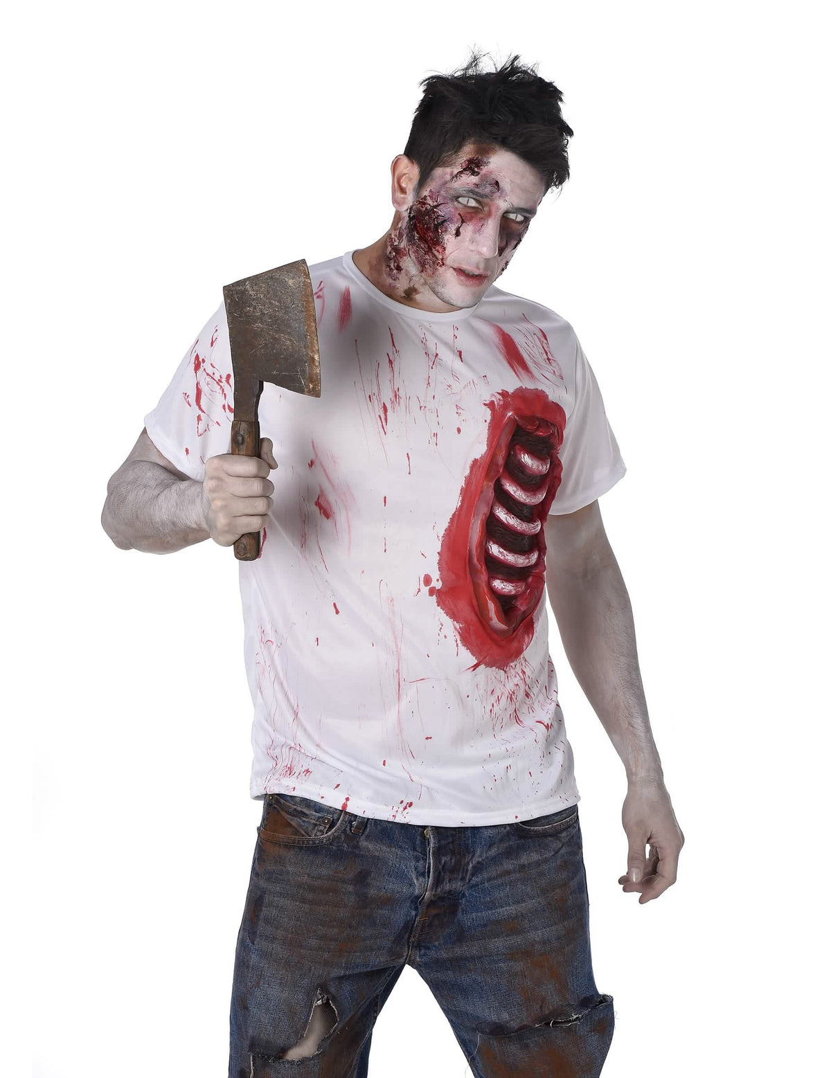 Hachuela ensangrentada sostenida por el modelo del disfraz de zombie con costillas de látex