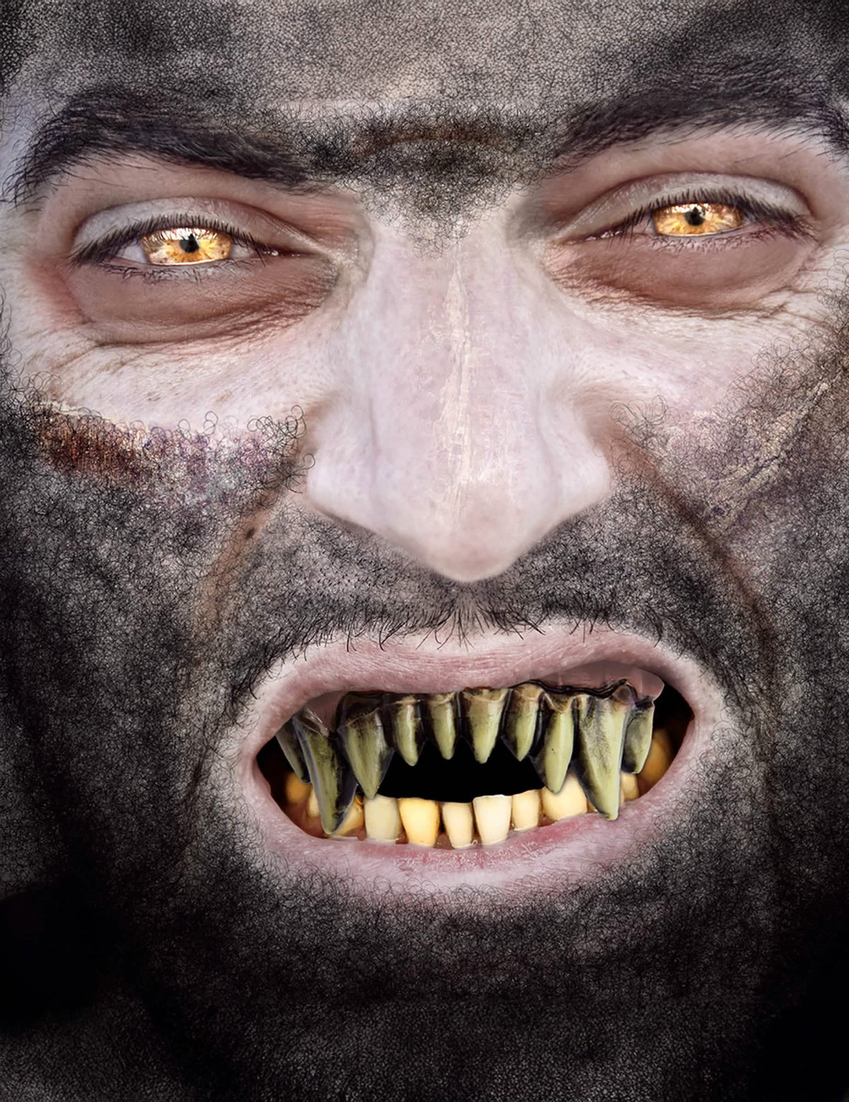 Primer plano de los dientes de la dentadura de payaso del terror