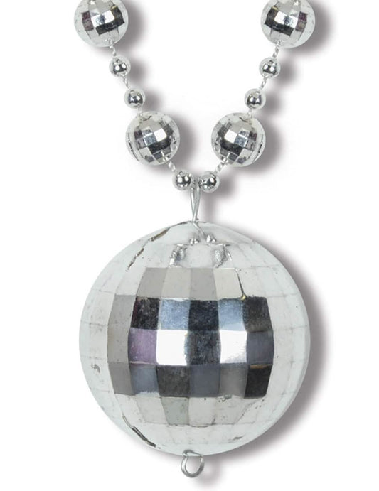 Gros plan sur le pendentif du collier boule Disco