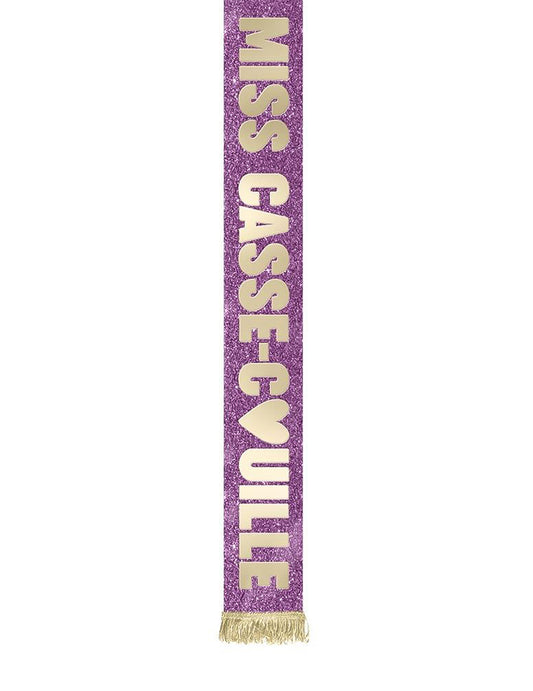 Gros plan sur l'inscription de l'echarpe Miss Casse-couille