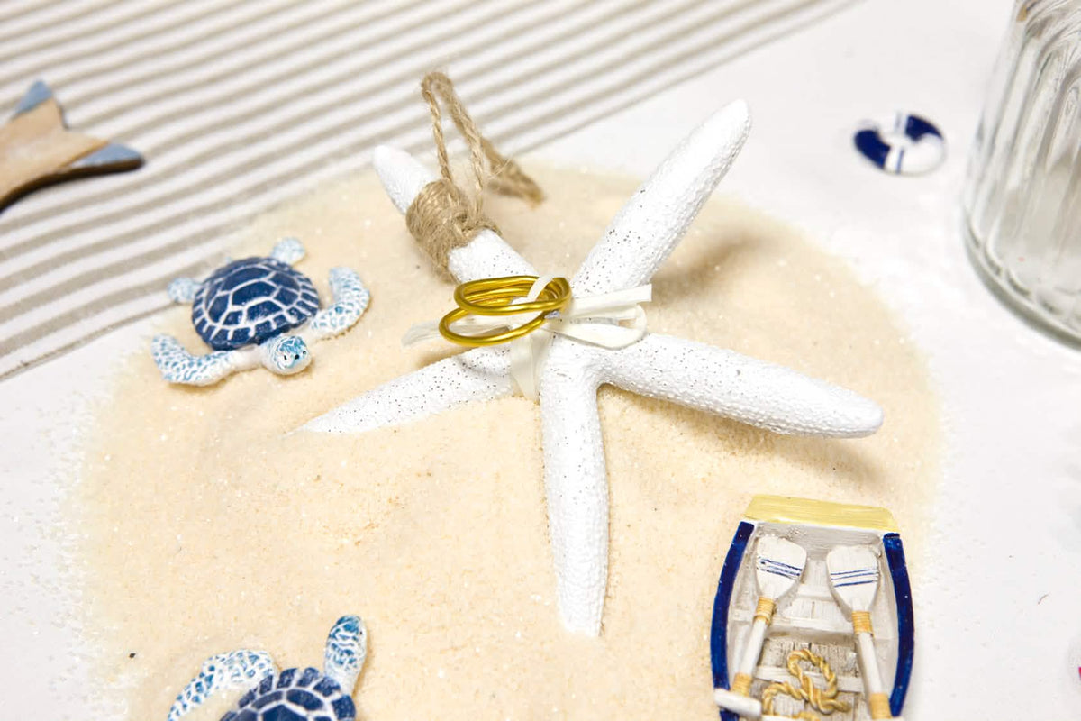 Puesta en escena con alianzas de estrella de mar en resina para colgar tema mar para decoración blanca