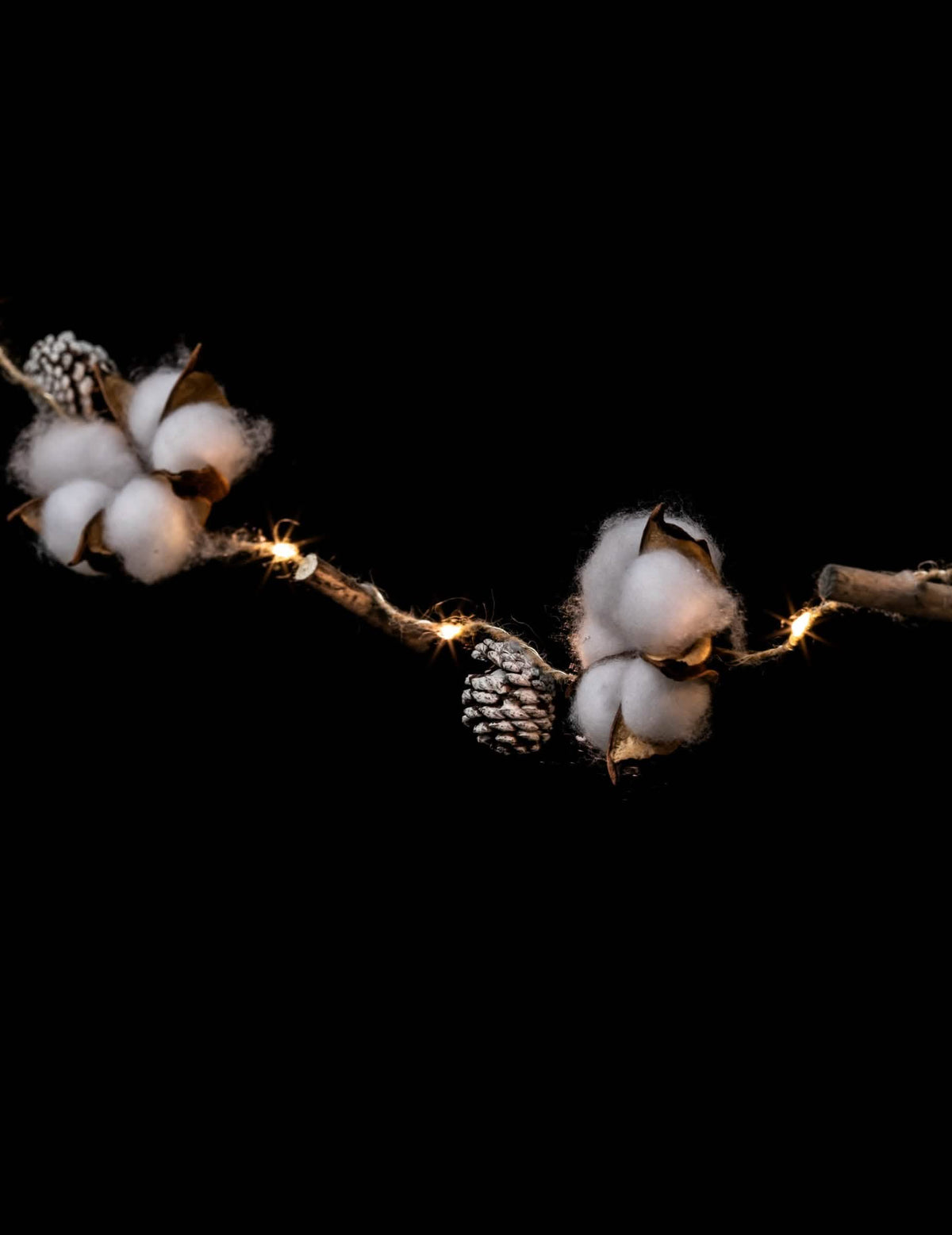 Guirnalda luminosa de flores de algodón para decoración blanca con piñas