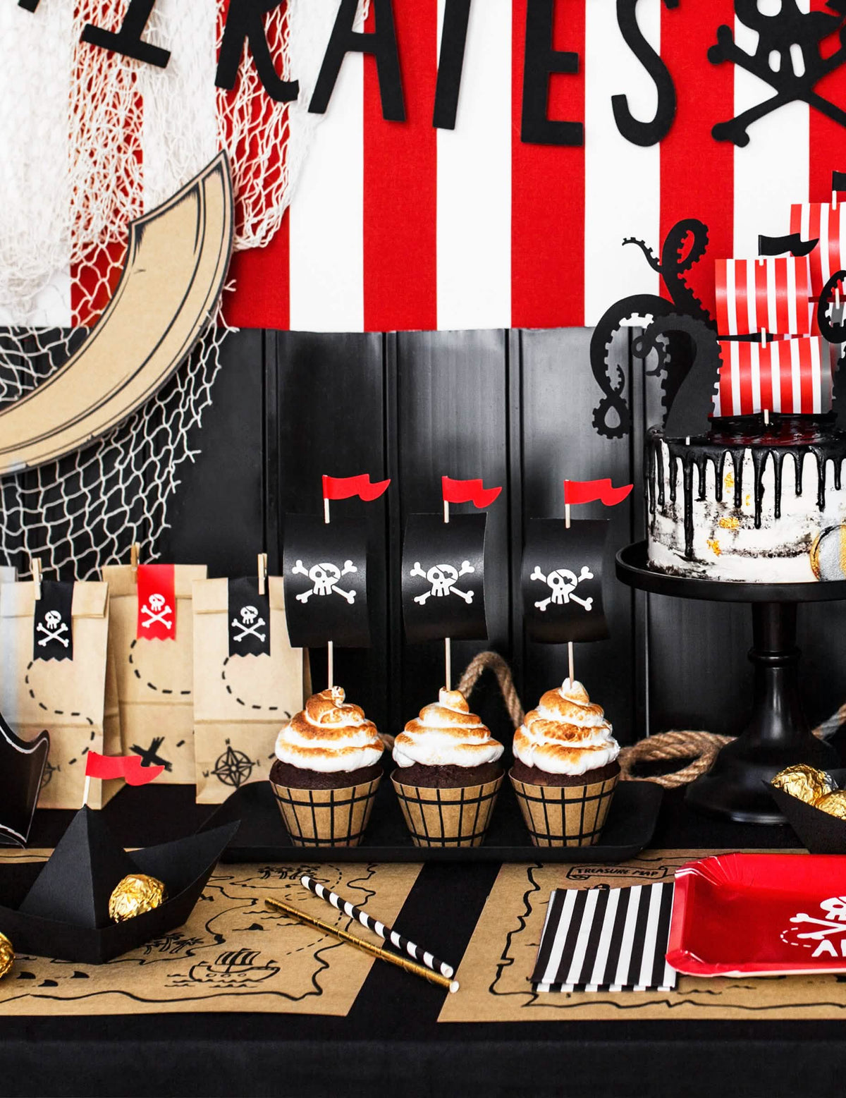 Vista general de la mesa de fiesta del kit de cupcake pirata para niño