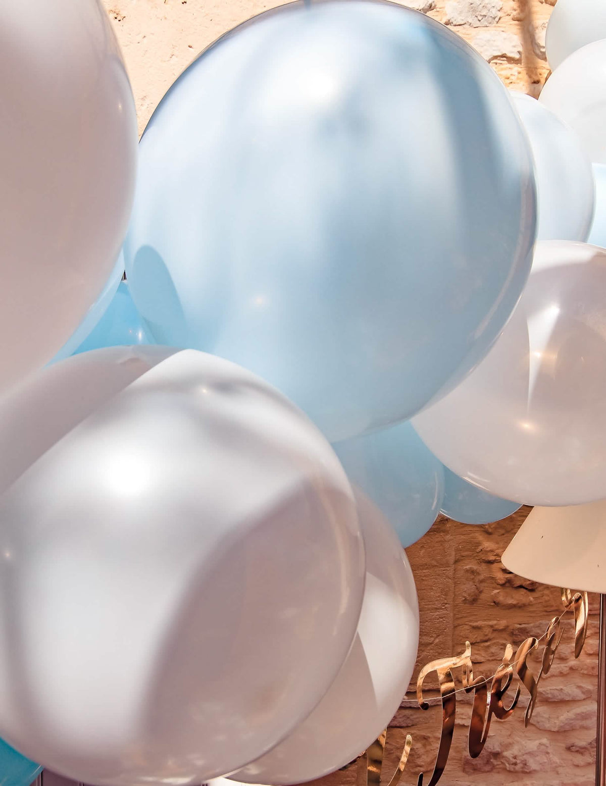 Primer plano de los globos del Kit arco de 57 globos azul y blanco para baby shower