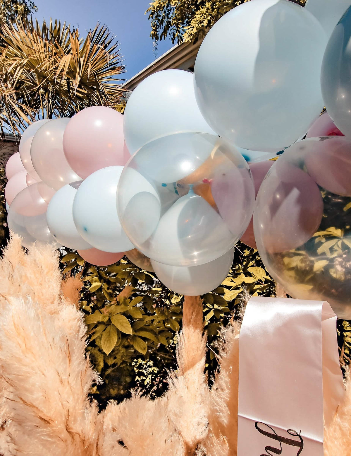 Primer plano del kit de arco de 58 globos gender reveal azul y rosa blanco y dorado