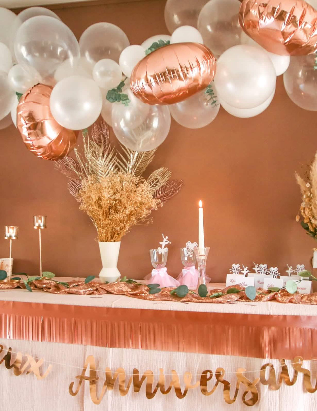 Vue d'ensemble de la decoración del kit de arco de 70 globos oro rosa con eucalipto y rosas