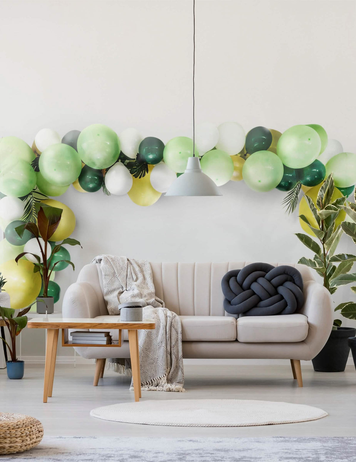 Mise en escena en un salón del kit arco de 70 globos tropical y hojas selva
