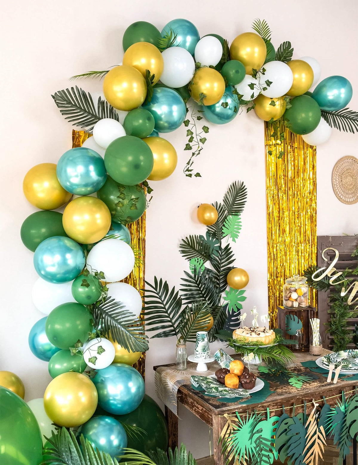 Mise en escena de la mesa de fiesta del kit de arco de 86 globos tropicales