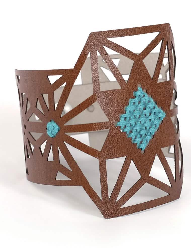 Vista de perfil del kit de pulsera para bordar con motivo de estrella
