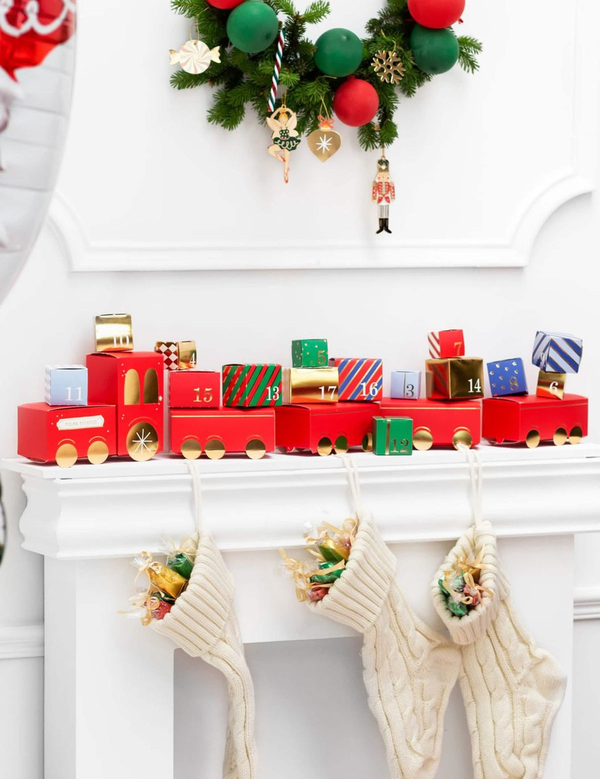 Detalle de las cajas y accesorios del kit calendario de adviento DIY tren de navidad