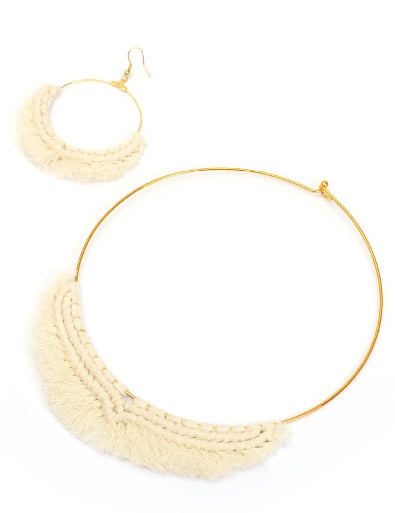Detalle del collar y del pendiente del kit de collar de macramé bohemio
