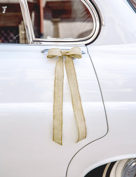 Nœud en jute sur une poignée de porte du kit décoration de voiture mariage bohème