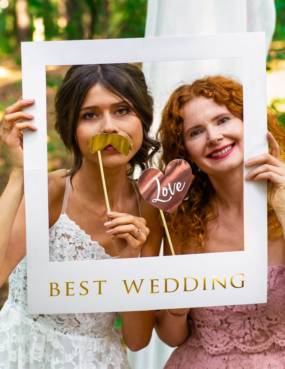 Puesta en escena del marco y de los accesorios del kit photocall de boda para invitados