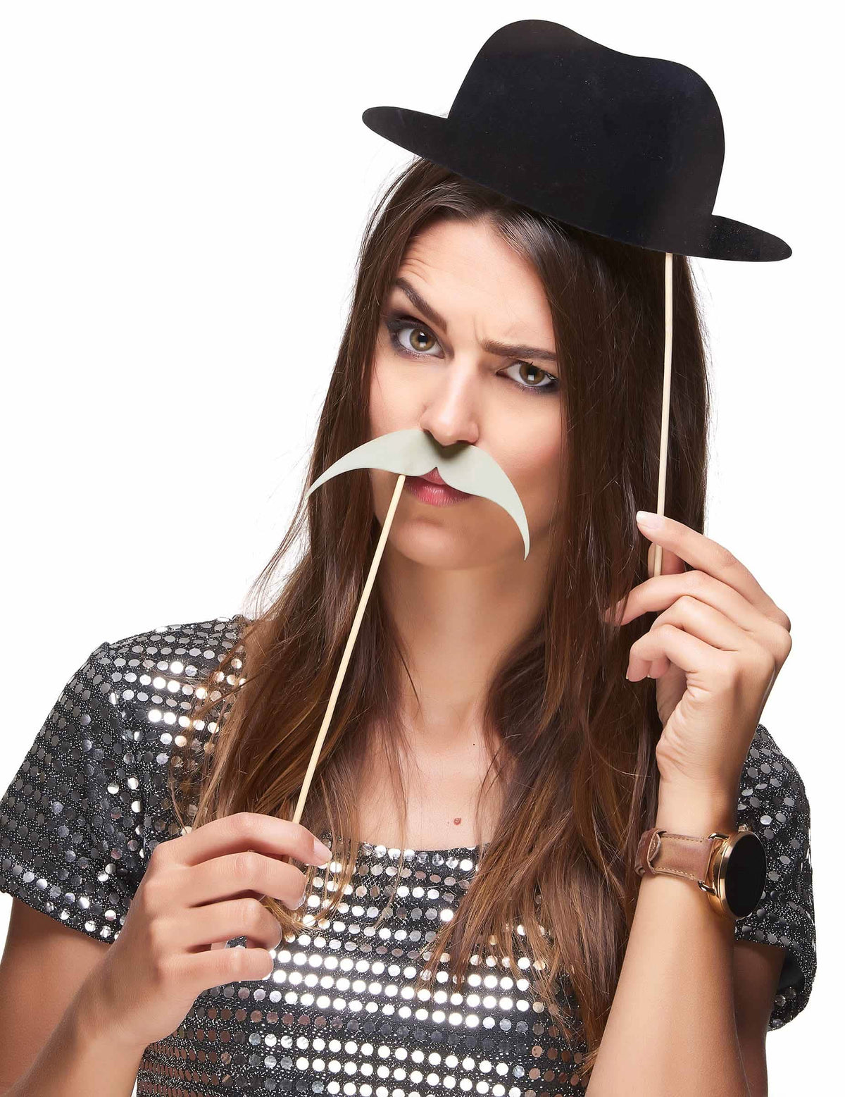 Detalle de los accesorios sombrero hongo y bigote del kit photocall retro