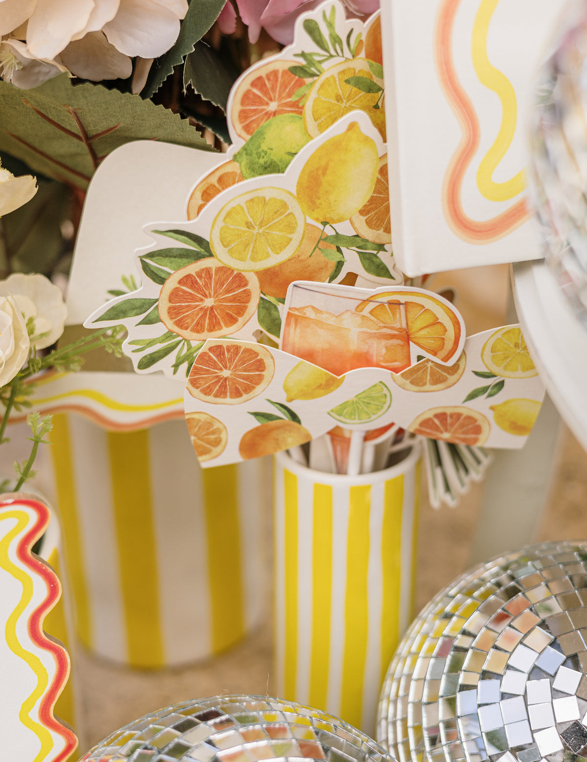 Kit Photobooth Fizz Cítricos Papel Crema, Naranja y Oro Accesorios Festivos