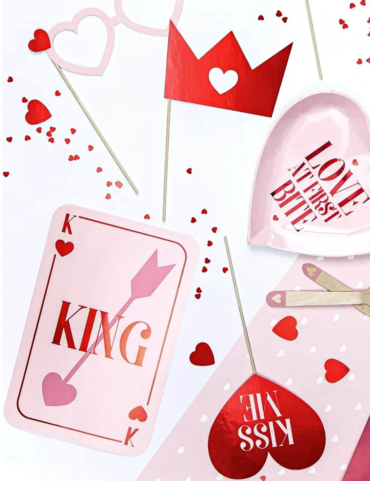 Primer plano de los accesorios del kit photocall love is in the air
