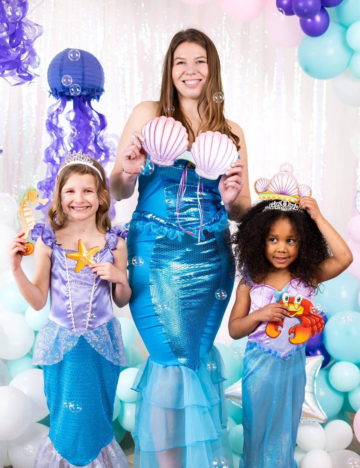 Puesta en escena de los accesorios del kit de photocall princesa sirenas