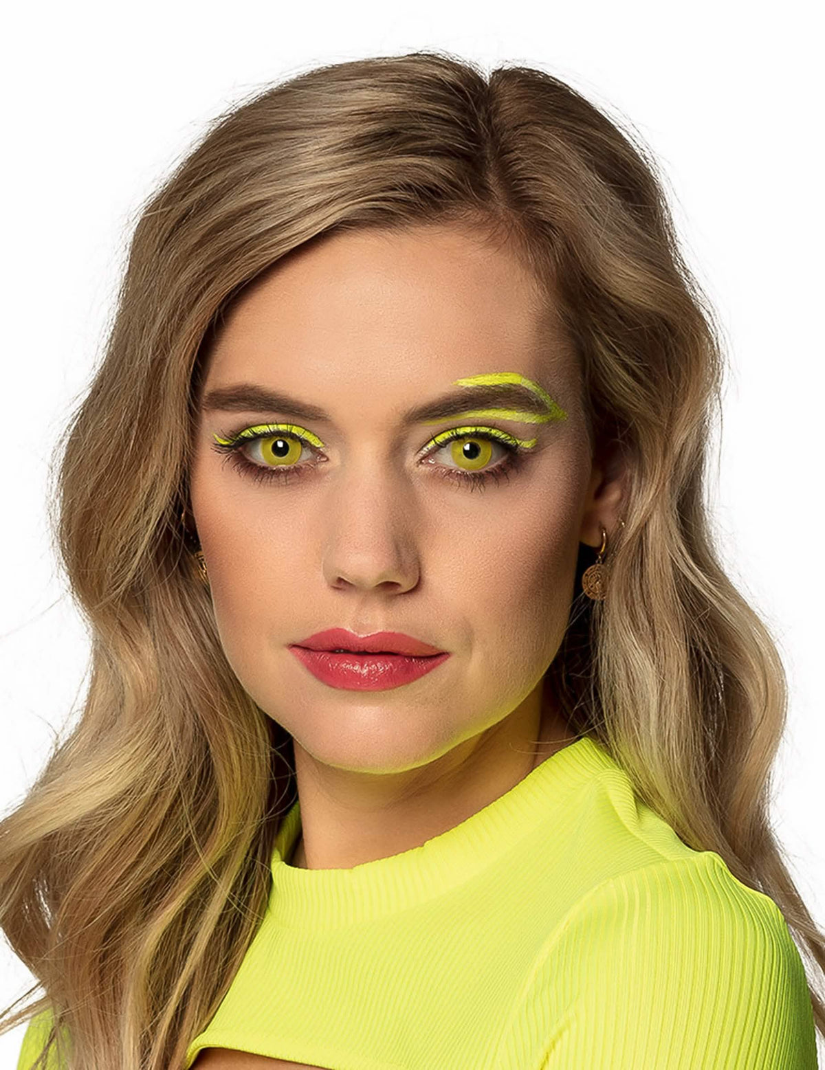 Efecto al llevar lentillas de fantasía UV para adulto amarillo