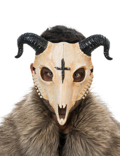 Máscaras Magia y Terror Monjas y curas endemoniados