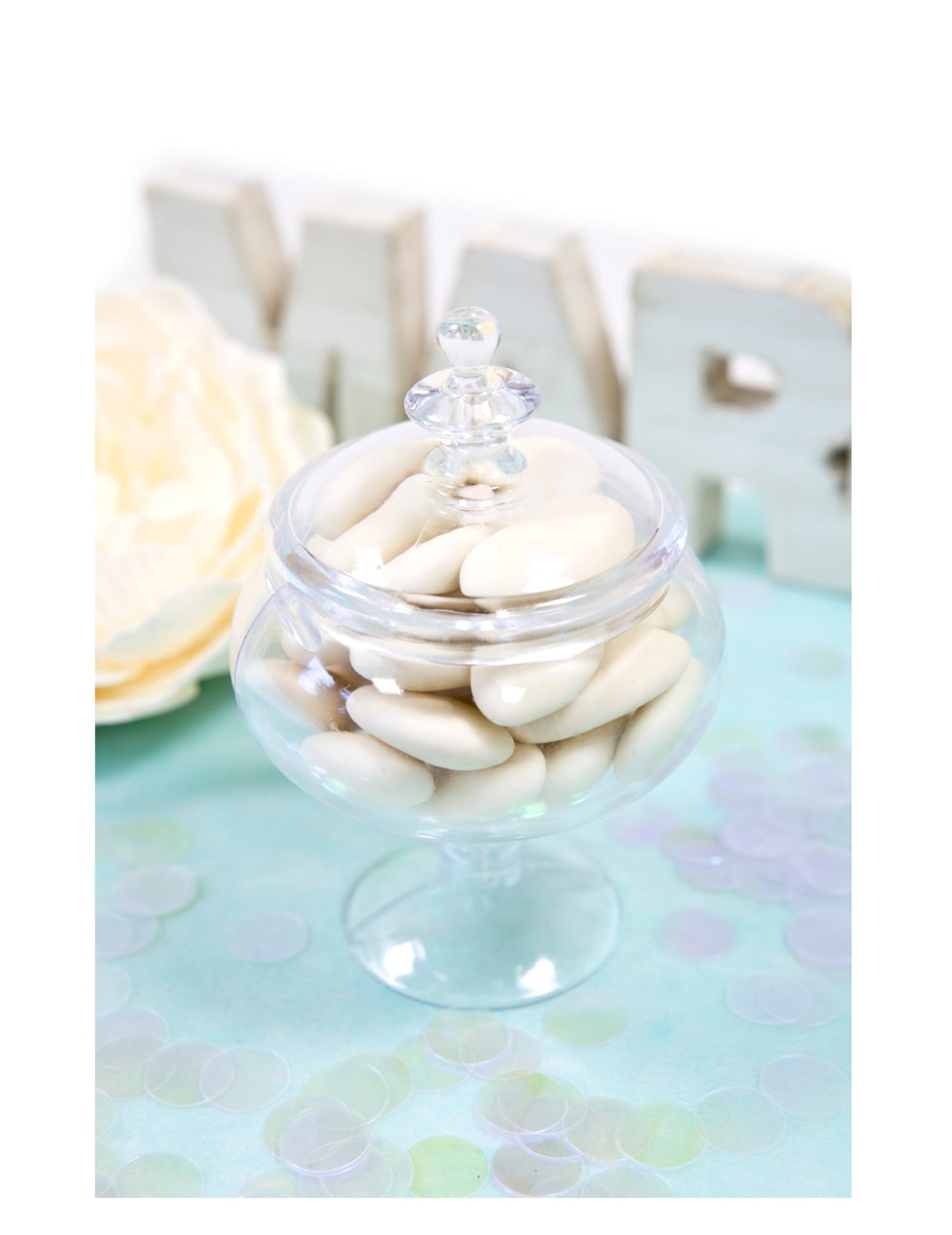 Mise en situation avec dragées de la mini bonbonnière en plastique pour décoration de fête